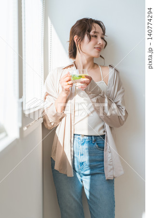 デトックスウォーター,レモン水,ミント水を飲む女性 140774294