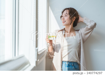 デトックスウォーター,レモン水,ミント水を飲む女性 140774297