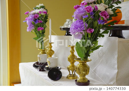 法要の祭壇に並ぶ花と仏具 法要の祭壇に並ぶ花と仏具 140774330