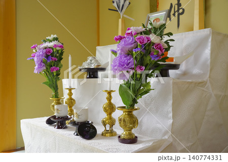 法要の祭壇に並ぶ花と仏具 法要の祭壇に並ぶ花と仏具 140774331