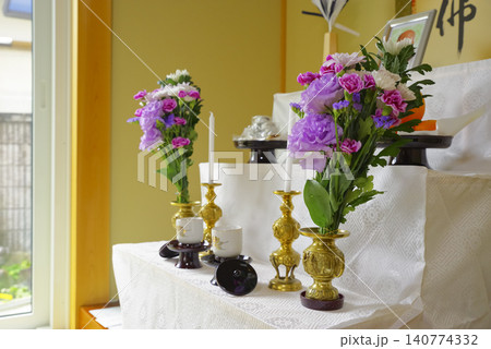 法要の祭壇に並ぶ花と仏具 法要の祭壇に並ぶ花と仏具 140774332