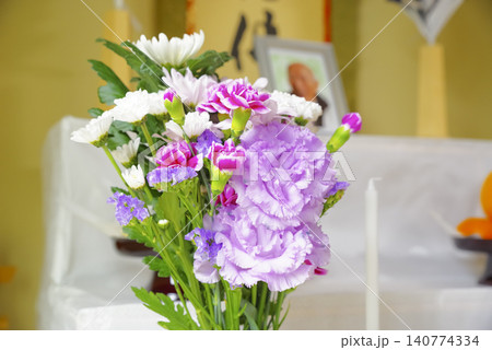 法要の祭壇に並ぶ花と仏具 法要の祭壇に並ぶ花と仏具 140774334