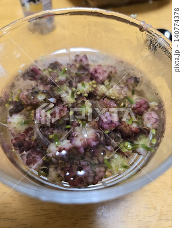 ガラス容器に漬けたノビルのむかご(野蒜の珠芽)の酢漬け ガラス容器に漬けたノビルのむかご(野蒜の珠芽)の酢漬け 140774378