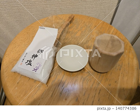 盛り塩を作る前の準備(御神塩、小皿、八角形の木製型) 盛り塩を作る前の準備(御神塩、小皿、八角形の木製型) 140774386