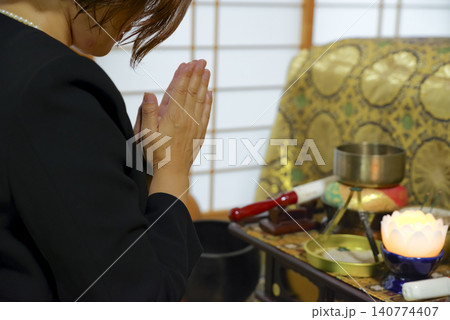 葬儀で故人との別れを惜しむ女性 140774407