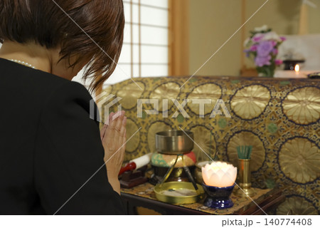 葬儀で故人との別れを惜しむ女性 葬儀で故人との別れを惜しむ女性 140774408