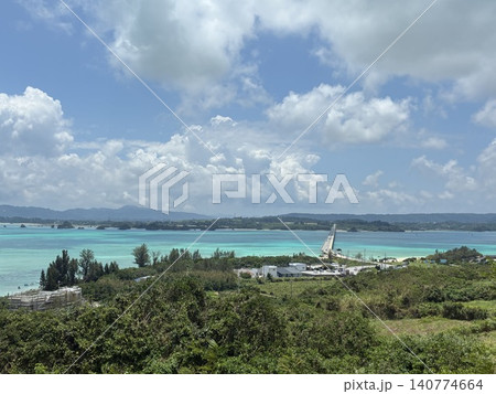 沖縄・古宇利島の高台から望む古宇利大橋と紺碧の海 沖縄・古宇利島の高台から望む古宇利大橋と紺碧の海 140774664