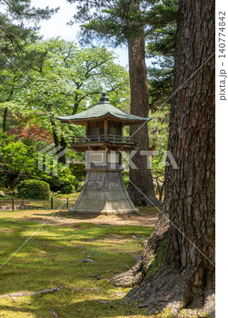 Traditional toro lantern in Kenroku-en garden, Kanazawa, Japan Traditional toro lantern in Kenroku-en garden, Kanazawa, Japan 140774842