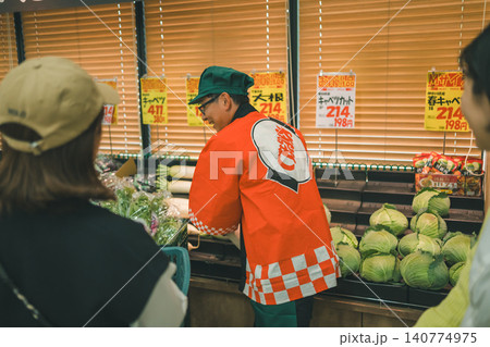 活気ある野菜売り場の呼び込み 活気ある野菜売り場の呼び込み 140774975