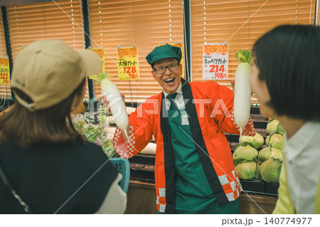 スーパーマーケットのタイムセールで集客する店員 スーパーマーケットのタイムセールで集客する店員 140774977