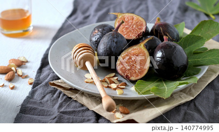 Fresh Black Mission Figs with Honey 140774995