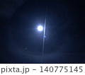 夜の闇に浮かぶ月 140775145