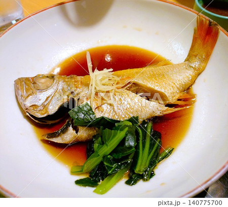 美味しい和食、煮魚、白い器に青菜を添えて彩りよく 美味しい和食、煮魚、白い器に青菜を添えて彩りよく 140775700