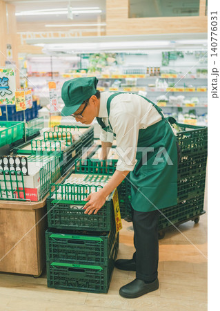 スーパーの野菜売り場でコンテナで底上げして売り場を作る店員 スーパーの野菜売り場でコンテナで底上げして売り場を作る店員 140776031