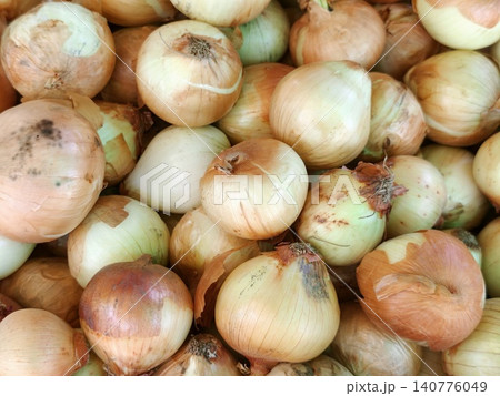 Full frame of fresh yellow onions texture background Full frame of fresh yellow onions texture background 140776049