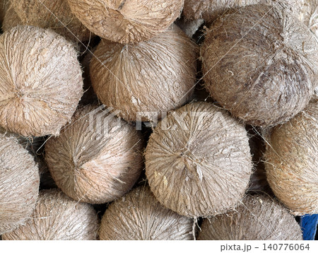 Full frame pile of peeled coconut fruit 140776064