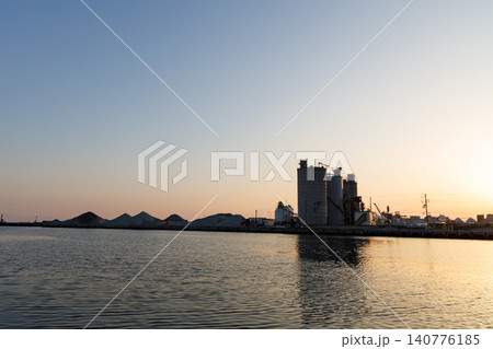 夕日に染まる高砂工業地帯の港とサイロ（兵庫県高砂市） 140776185