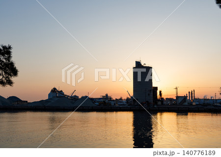 夕日に染まる高砂工業地帯の港とサイロ(兵庫県高砂市) 夕日に染まる高砂工業地帯の港とサイロ(兵庫県高砂市) 140776189