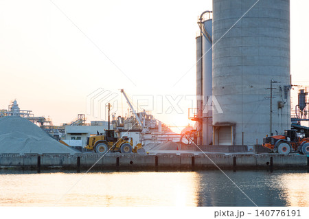 夕日に染まる高砂工業地帯の港とサイロ(兵庫県高砂市) 夕日に染まる高砂工業地帯の港とサイロ(兵庫県高砂市) 140776191
