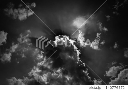 ドラマチックな空の白黒写真 ドラマチックな空の白黒写真 140776372