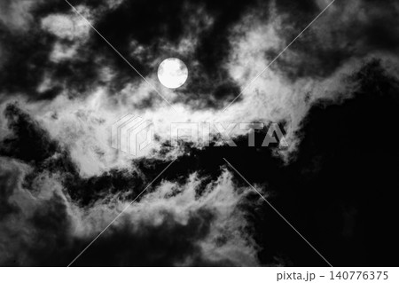 ドラマチックな空の白黒写真 ドラマチックな空の白黒写真 140776375