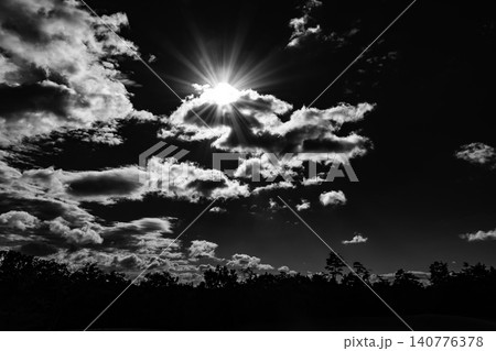ドラマチックな空の白黒写真 ドラマチックな空の白黒写真 140776378