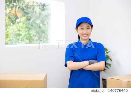 引越し　女性スタッフのポートレート 140776449
