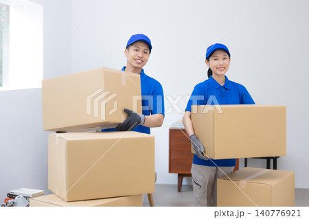 引越し 段ボールを運ぶ引越しスタッフ 引越し 段ボールを運ぶ引越しスタッフ 140776921