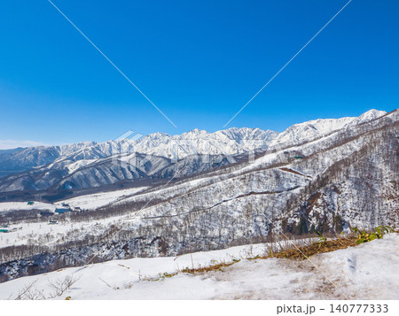 白馬乗鞍から望む白馬連峰と栂池・白馬エリアのスキー場風景 (長野県、小谷村) 白馬乗鞍から望む白馬連峰と栂池・白馬エリアのスキー場風景 (長野県、小谷村) 140777333