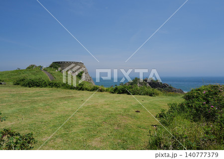 快晴の青空と広大な緑の芝生に佇む八戸市の景勝地・葦毛崎展望台 快晴の青空と広大な緑の芝生に佇む八戸市の景勝地・葦毛崎展望台 140777379