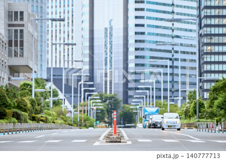 高層ビルが立ち並ぶ日本の東京の都会のビジネス街やオフィス街の道路の横断歩道 140777713