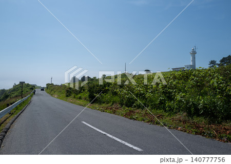 うみねこライン沿いの美しい並木道と丘の上に佇む白い鮫角灯台の風景 うみねこライン沿いの美しい並木道と丘の上に佇む白い鮫角灯台の風景 140777756