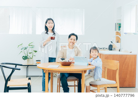 若い家族、親子、子ども 若い家族、親子、子ども 140777796