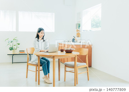 テレワークをする若い女性 テレワークをする若い女性 140777809