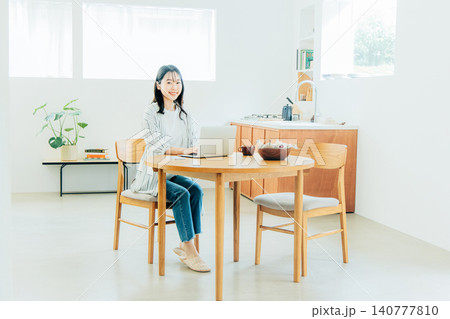 テレワークをする若い女性 テレワークをする若い女性 140777810