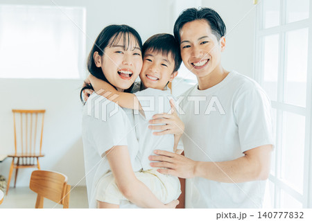 若い家族、親子、子ども、リビング、白背景 140777832