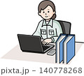 作業着でデスクワークをするシニアの女性 140778268