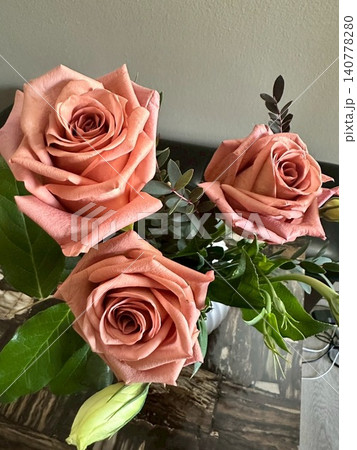 ロサンゼルスの花瓶に入ったバラ ロサンゼルスの花瓶に入ったバラ 140778280