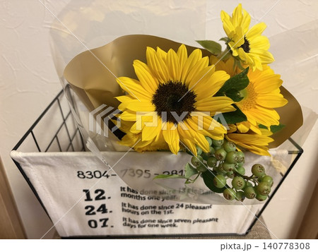 ひまわりの花束とありがとう ひまわりの花束とありがとう 140778308