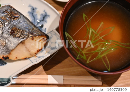 美味しそうな焼き魚と味噌汁 美味しそうな焼き魚と味噌汁 140778509