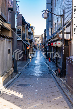 京都四条通から見る先斗町通(四条上る柏屋町)鴨川と高瀬川の間にある繫華街 京都四条通から見る先斗町通(四条上る柏屋町)鴨川と高瀬川の間にある繫華街 140778618