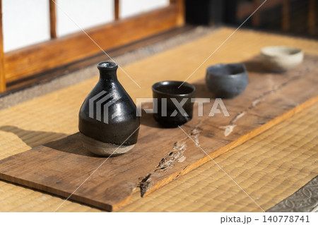 京都伝統工芸 陶器の徳利とぐい吞み(京都東山 茶わん坂) 京都伝統工芸 陶器の徳利とぐい吞み(京都東山 茶わん坂) 140778741