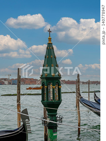 Small chapel in Venice canal Small chapel in Venice canal 140778947