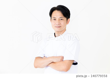 白衣を着たミドル男性の鍼灸師・整体師 140779358