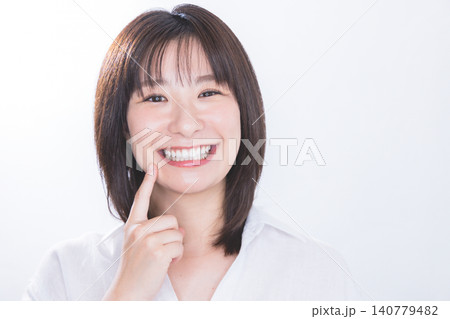 美しい白い歯と笑顔を見せる若い女性 美しい白い歯と笑顔を見せる若い女性 140779482