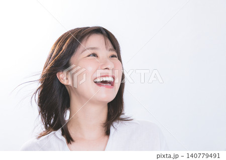 美しい白い歯と笑顔を見せる若い女性 140779491