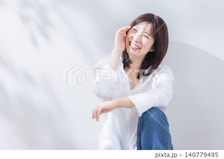 日差しを遮るように手をかざす女性 日差しを遮るように手をかざす女性 140779495