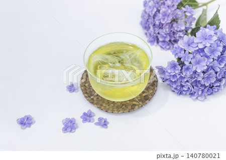 紫陽花と冷たい緑茶 夏の涼を感じるテーブルフォト 140780021