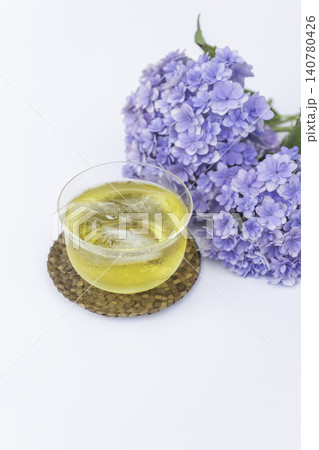紫陽花と冷たい緑茶 涼を感じる夏のテーブルフォト 140780426