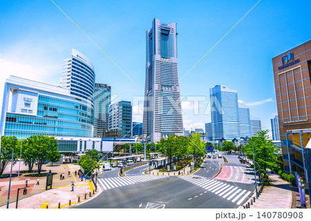 日本の横浜都市景観6月12日。桜木町駅前や横浜ランドマークタワー、ヒューリックみなとみらいなどを望む 140780908